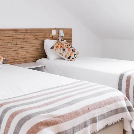 Ferrel Surf House Alojamento de Acomodação e Pequeno-almoço Baleal