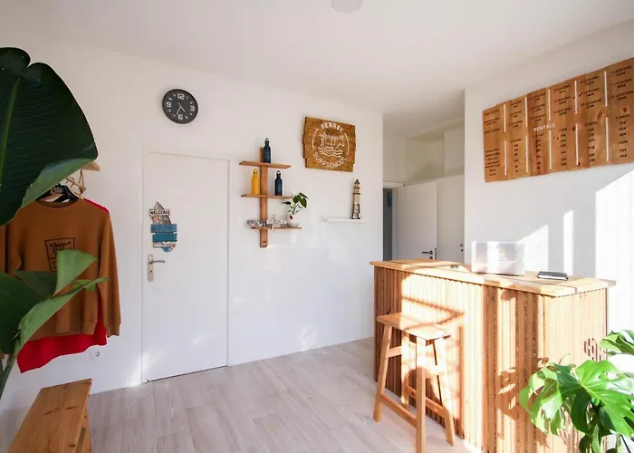 לינה וארוחת בוקר Ferrel Surf House בליאל