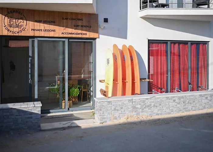 לינה וארוחת בוקר Ferrel Surf House בליאל